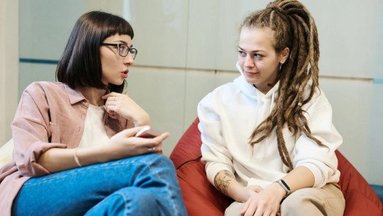 Dos personas sentadas en silencio, representando el apoyo y la escucha activa en salud mental.
