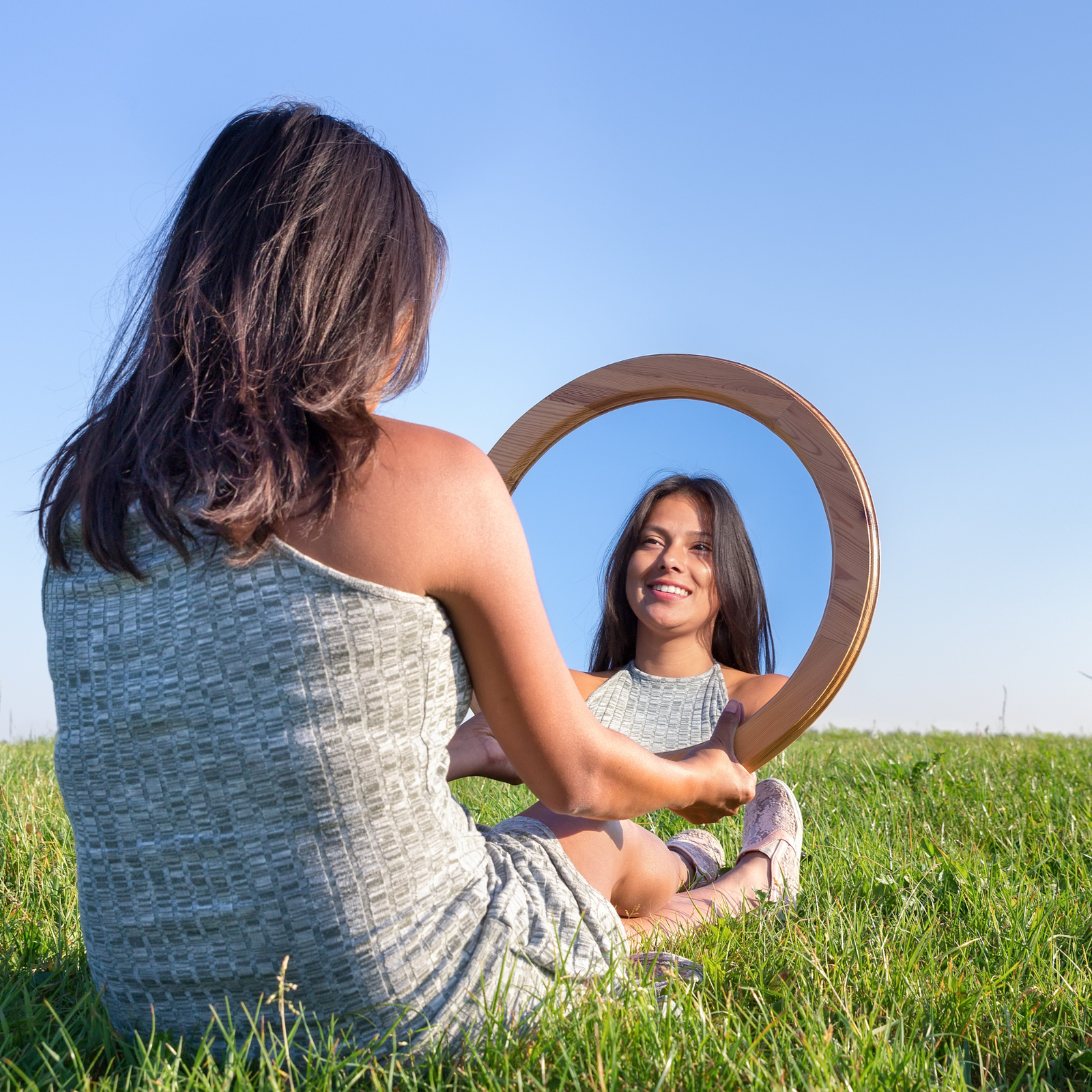 Mujer frente al espejo gestionando la autocrítica para prevenir la rabia materna.
