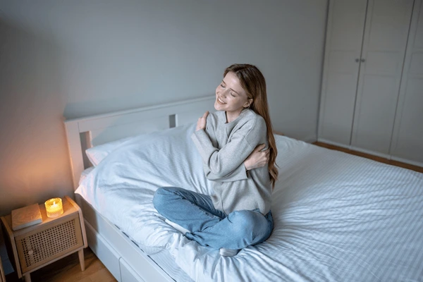 Mujer disfrutando de un momento de calma y autocuidado consciente.