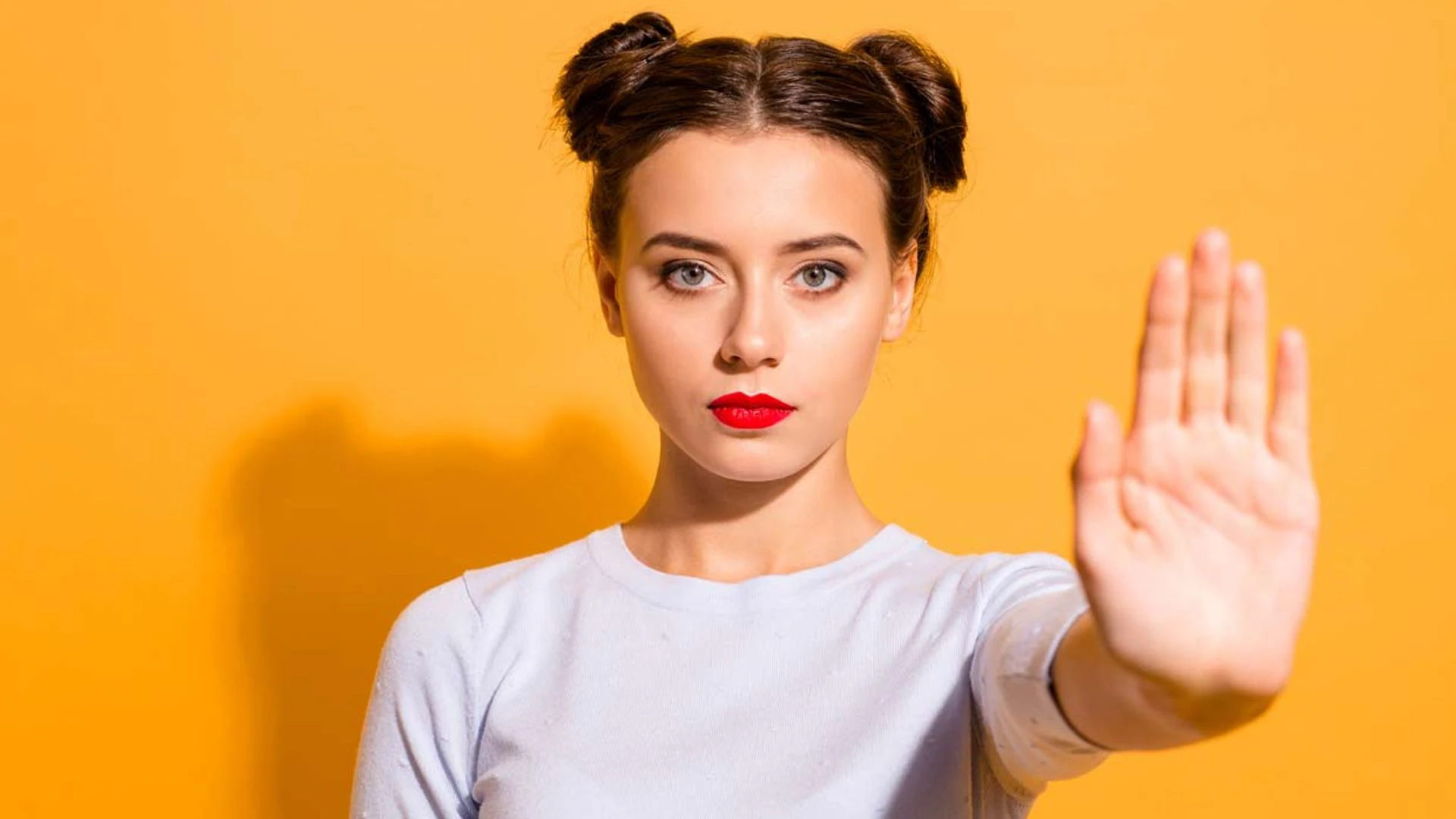 Mujer comunicando sus límites con calma y seguridad.