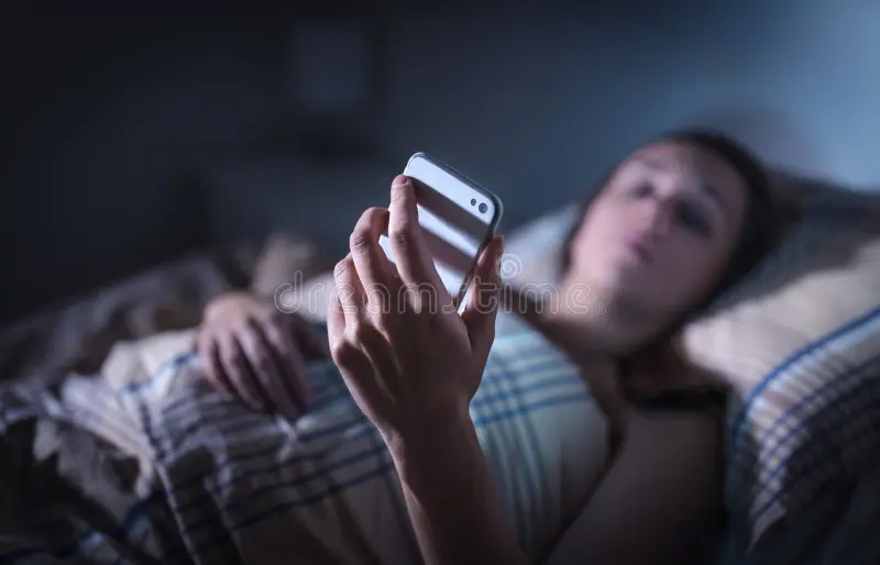 abrumada mirando su teléfono con contenido de salud mental.