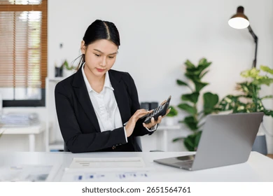 Mujer revisando sus finanzas con confianza y seguridad.
